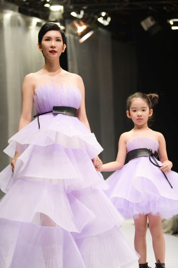 03134e34d13ab39284369c99208d03e0 Hoa hậu Khánh Vân, Nam Anh, Xuân Lan cùng con gái catwalk ấn tượng tại VJFW 2020
