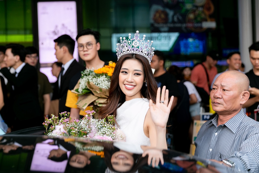 1f7acff16f5a67d0d1e089fe348151db Top 3 Hoa hậu Hoàn Vũ Việt Nam rạng rỡ trở về TP.HCM