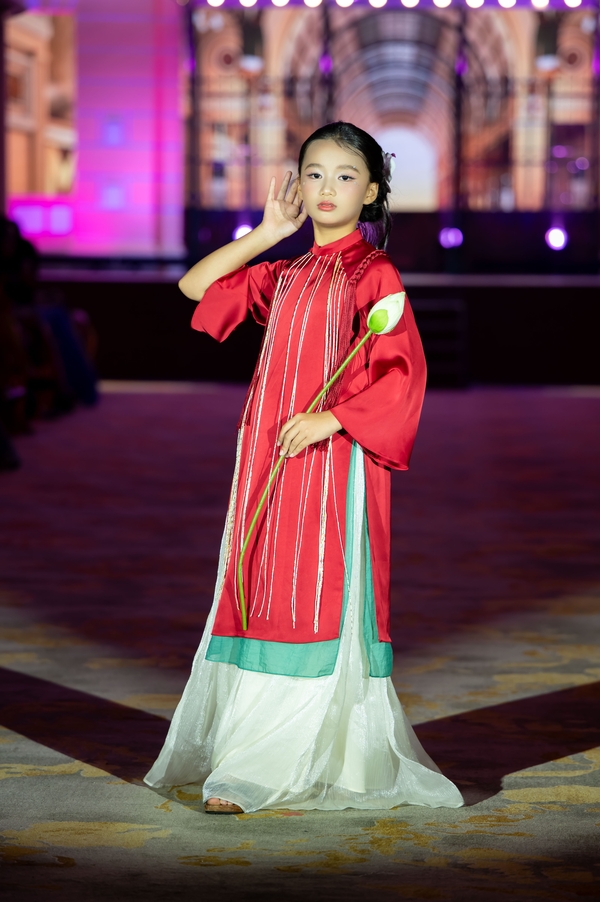 36 mẫu nhí catwalk du thuyền bùng nổ Cosmo The Show 2025 208f52994166dfc2975b43e040f7551a 36 mẫu nhí catwalk du thuyền bùng nổ Cosmo The Show 2025