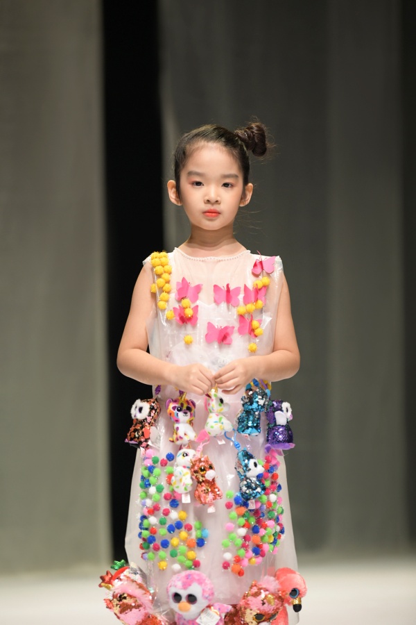 25c1fdfa756cc2c571d02f35f66c6173 Hoa hậu Khánh Vân, Nam Anh, Xuân Lan cùng con gái catwalk ấn tượng tại VJFW 2020