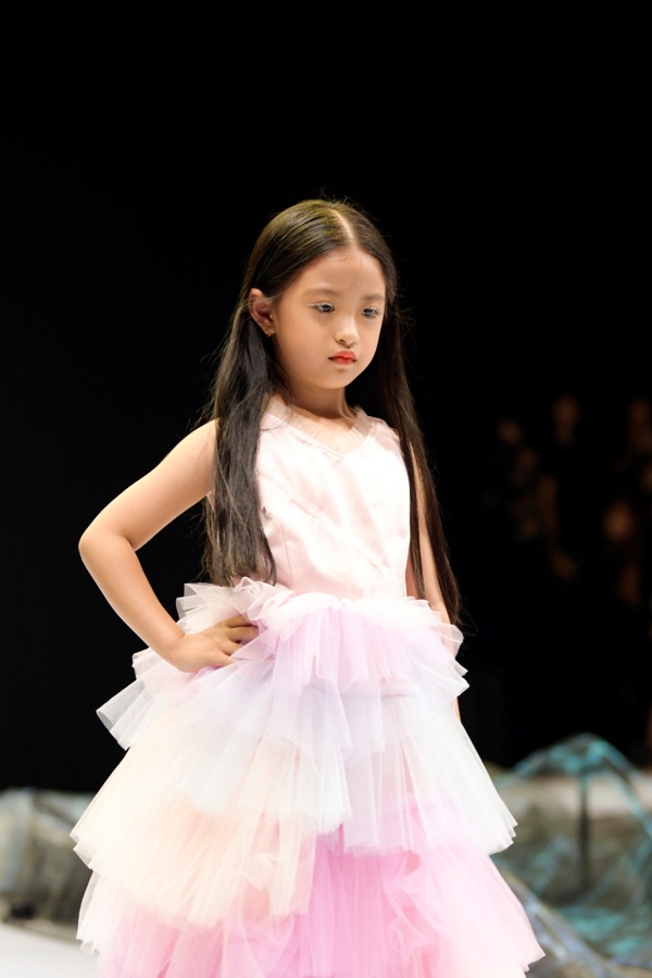 48fe9efa672f927c586781abb44a9011 Hoa hậu Khánh Vân, Nam Anh, Xuân Lan cùng con gái catwalk ấn tượng tại VJFW 2020