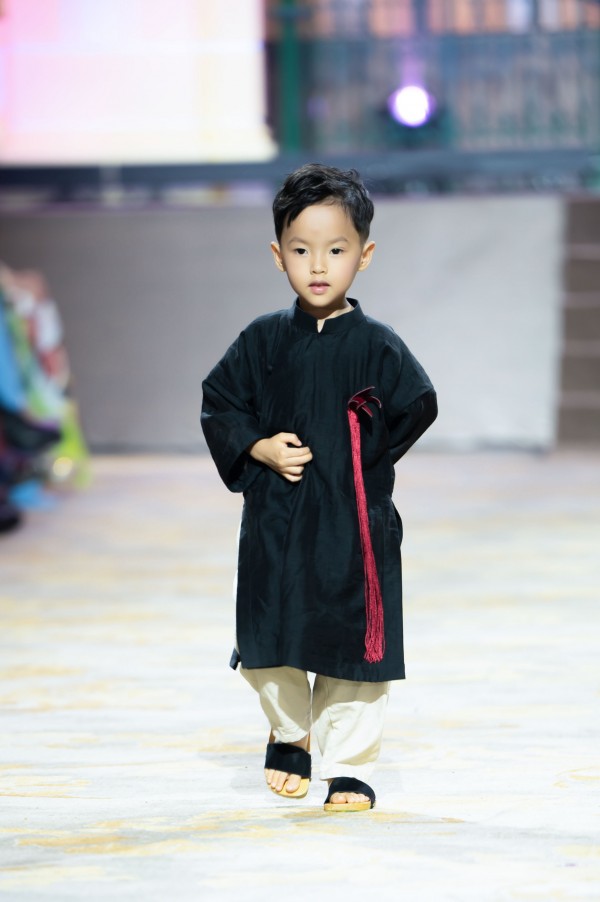 36 mẫu nhí catwalk du thuyền bùng nổ Cosmo The Show 2025 4c58cdf453480af6ebeae04c3e932121 36 mẫu nhí catwalk du thuyền bùng nổ Cosmo The Show 2025