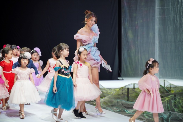 7f9a9e91f7d7e4daedde04b557bece62 Hoa hậu Khánh Vân, Nam Anh, Xuân Lan cùng con gái catwalk ấn tượng tại VJFW 2020
