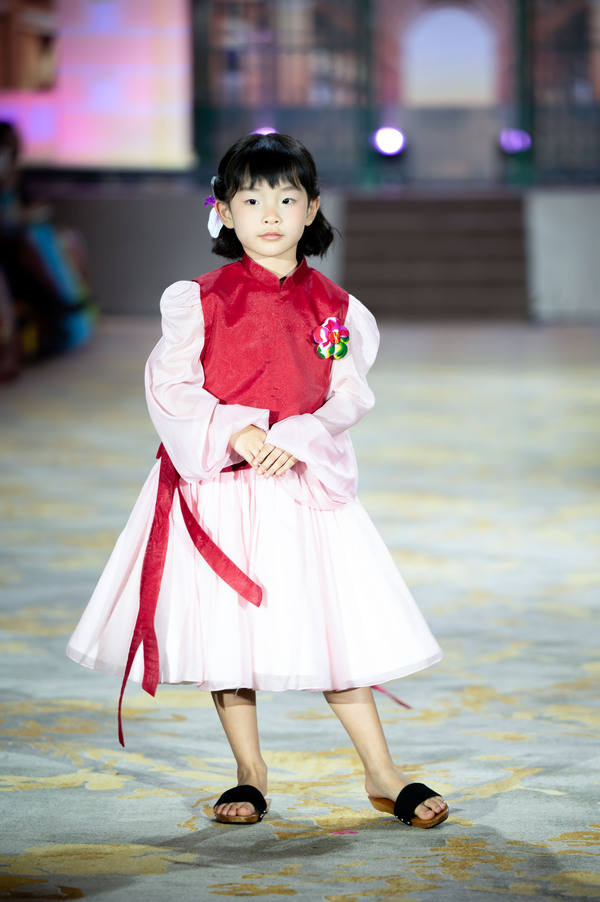 36 mẫu nhí catwalk du thuyền bùng nổ Cosmo The Show 2025 8426c6b3871c46a7ba2436250fc5db9f 36 mẫu nhí catwalk du thuyền bùng nổ Cosmo The Show 2025