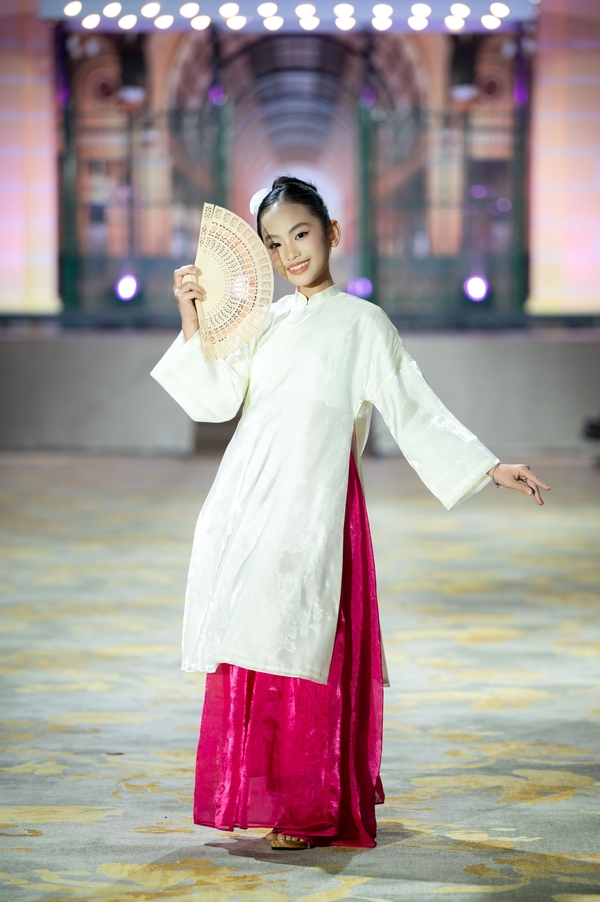 36 mẫu nhí catwalk du thuyền bùng nổ Cosmo The Show 2025 8d4fe7f101bbd4ce8d5f5f2acb05eec5 36 mẫu nhí catwalk du thuyền bùng nổ Cosmo The Show 2025