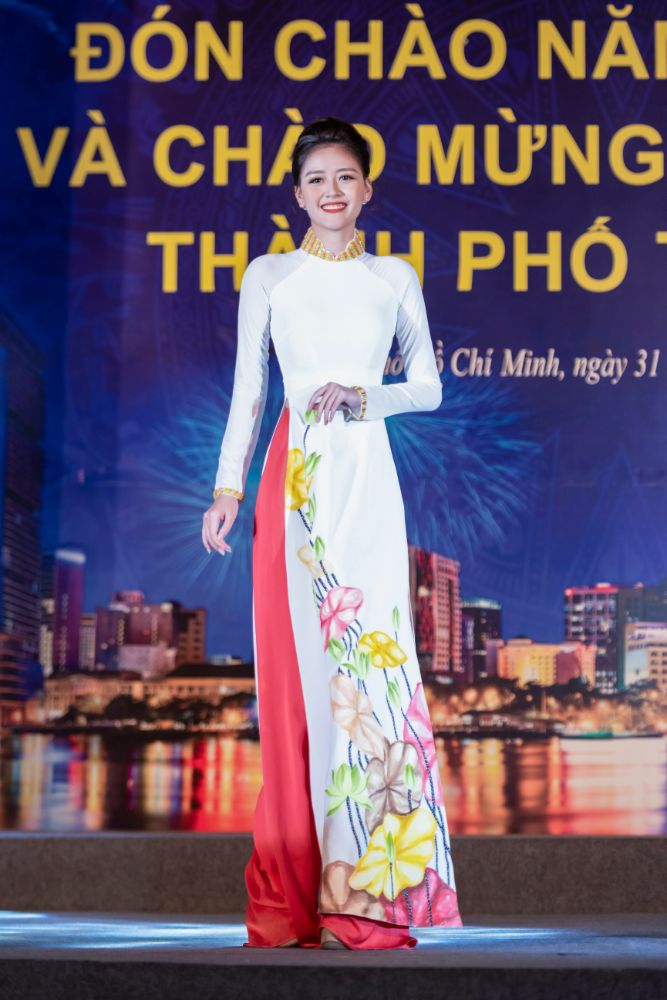 9413058582d20948161c605d275e38df Dàn mẫu danh tiếng Việt diện Áo dài Việt Hùng, lộng lẫy đón chào năm mới