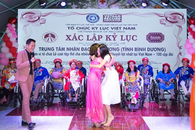 9ae7347a5f8e8e00a6692e14b22c6c81 Hoa hậu Tiểu Vy cùng 100 cặp đôi khuyết tật xác nhận đám cưới kỷ lục Việt Nam