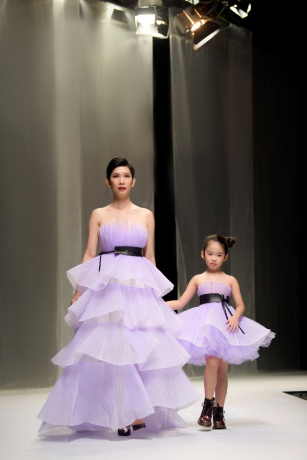 9b9d4ed7b4470afa59db8d939e25b0a7 Hoa hậu Khánh Vân, Nam Anh, Xuân Lan cùng con gái catwalk ấn tượng tại VJFW 2020