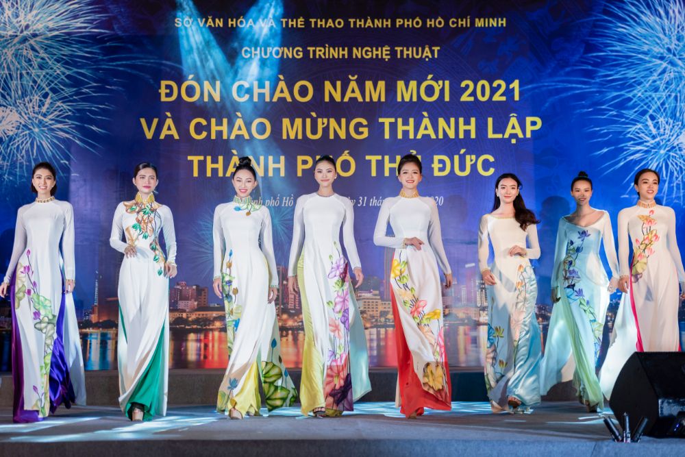 b2ad7fb7ca1656dbad0882d0518c1fbf Dàn mẫu danh tiếng Việt diện Áo dài Việt Hùng, lộng lẫy đón chào năm mới