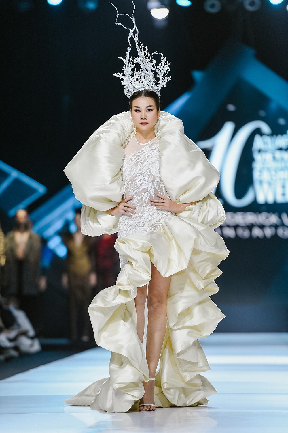e30748159749c20941123eb06892d0da Siêu mẫu Thanh Hằng được vinh danh Fashion Icon tại VietNam Fashion Awards 2019