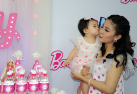 Bà mẹ đơn thân Mai Phương làm tiệc sinh nhật cho con gái