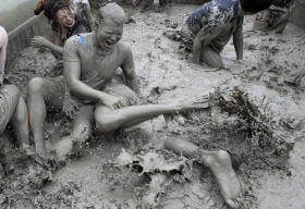 Hàng ngàn người cuồng nhiệt trong lễ hội bùn lớn nhất thế giới