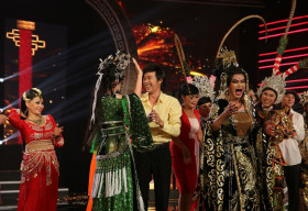 Hoài Linh ngẫu hứng trao nhầm vương miện, Thu Trang trở thành hoa hậu Philippines