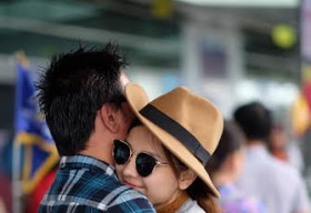 Khánh Hiền và bạn trai tình tứ tiễn đưa tại sân bay