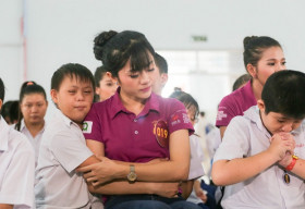 Thí sinh Người đẹp Xứ Dừa 2016 thăm Trường nuôi dạy trẻ em khuyết tật Bến Tre