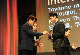 Hải Lê bất ngờ nhận giải Nam diễn viên triển vọng Châu Á 2016