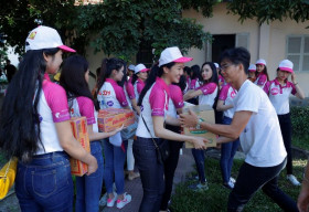 Top 30 ‘Nữ sinh viên Việt Nam duyên dáng 2016’ đến thăm trẻ em mồ côi