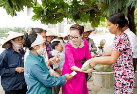 ‘Hoa hậu quý bà’ Bùi Thị Hà ôm gạo tặng người khó khăn trong ngày sinh nhật