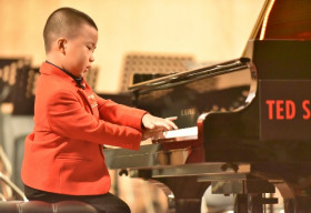 Thần đồng Piano 5 tuổi khiến khán giả Shining Red Concert 2017 thán phục