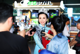 Hoa hậu Châu Ngọc Bích diện áo dài giản dị về nước sau đăng quang Mrs Universe 2018