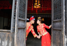 Hoa hậu Hồ Oanh Yến cùng chồng hóa tân lang, tân nương hạnh phúc tại Chu Gia Giác