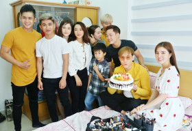 Ca sĩ Nguyên Vũ hạnh phúc với tiệc sinh nhật bất ngờ trên trường quay