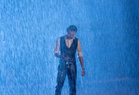 Dầm mưa để quay MV, Nguyên Trung nhận được cơn mưa lời khen của khán giả