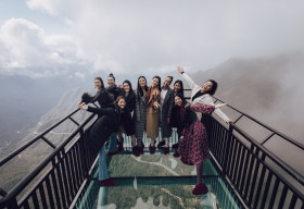 Dàn người đẹp Hoa hậu Hoàn vũ tạo dáng cực chất tại cầu kính Rồng Mây