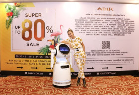 Dàn sao Việt thích thú khi được hai chú Robot UBTECH hướng dẫn mua sắm