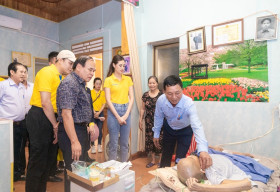 Hoa hậu Khánh Vân đến thăm gia đình nạn nhân chất độc da cam tại TPHCM