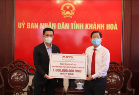 Quỹ Vì cộng đồng IPP của Tiên Nguyễn đã trao tặng 1 tỷ đồng mua vắc xin phòng, chống Covid-19 tại Khánh Hoà