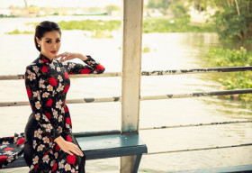 Hoa hậu Khánh Vân tự sự cùng áo dài dưới ánh hoàng hôn 