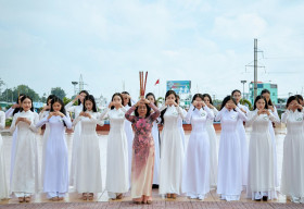 Top 25 Hoa khôi Sông Vàm 2022 dâng hương tưởng nhớ các anh hùng cách mạng