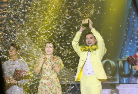 Đi thi vì MC Liêu Hà Trinh, Neon Trần Trung Thuận mang về chiếc cúp Én Vàng 2022