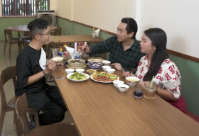 Hoàng Rapper và Chen Ru Lu thưởng thức tiệc tại nhà hàng của Hứa Vĩ Văn