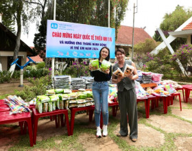 Á hậu Thủy Tiên thăm và tặng quà trẻ em làng SOS Đà Lạt