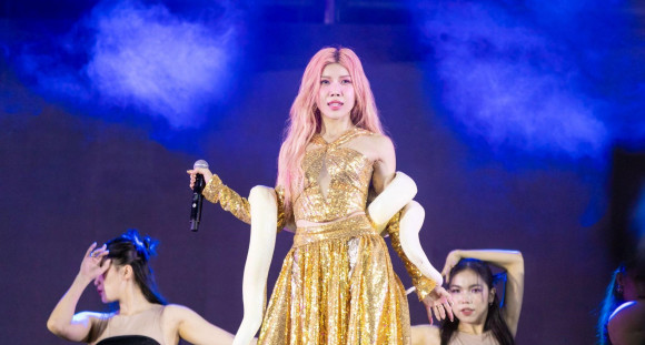 Chi Pu, Trang Pháp mang hit mới chiêu đãi 40.000 sinh viên tại School Fest