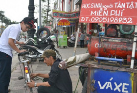 10 năm bơm vá xe miễn phí cho học sinh