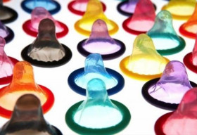 Người Việt “bịt mặt mua bao cao su”