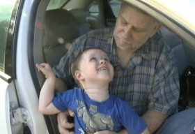 Anh hùng 3 tuổi cứu sống cụ ông