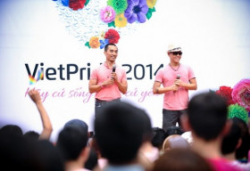 John Huy Trần trò chuyện tại ngày hội VietPride 2014