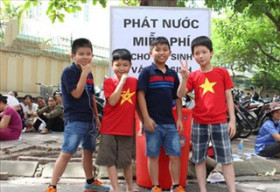 4 tình nguyện viên nhí gây sốt trong ngày thi đại học