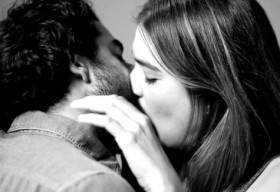 Này, chỉ là môi khẽ chạm môi!