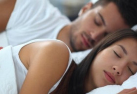 Ngủ sấp làm giảm “sức mạnh” đàn ông