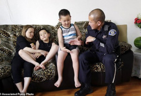 Tấm lòng vàng của một người Việt làm cảnh sát ở Mỹ