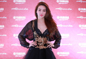 Hồ Hà bất ngờ khoe ngực gợi cảm