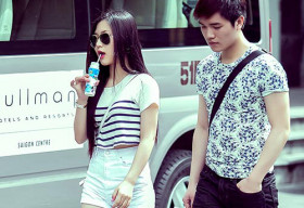 Hương Tràm mặc hở dạo phố Sài Gòn giữa “tâm bão”
