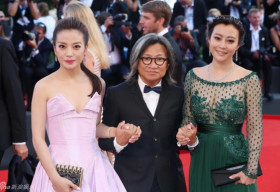 Triệu Vy trẻ trung bất ngờ trên thảm đỏ LHP Venice