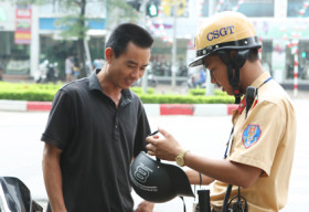 Mắc bệnh da đầu vì đội mũ bảo hiểm?