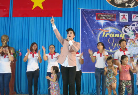 Chuyến hành trình của lòng nhân ái cùng “Trăng yêu thương”